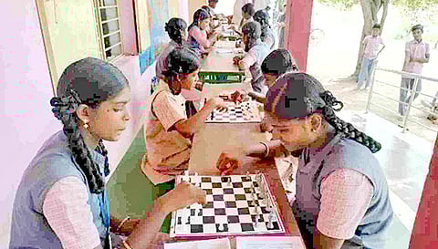 அரசு பள்ளி மாணவர்களுக்கு சதுரங்க போட்டி