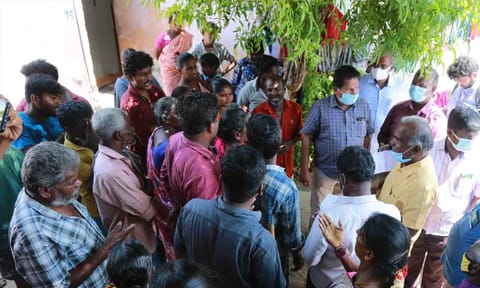 அதிகாரிகளுடன் வாக்குவாதத்தில் ஈடுபட்ட பொதுமக்கள்.&nbsp;