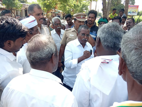 சாலை மறியலில் ஈடுபட்ட கிராம மக்களிடம் தாசில்தார் சிவா. கார்த்திகேயன் இன்ஸ்பெக்டர் சந்திரன் ஆகியோர் பேச்சுவார்த்தை நடத்தினர்.