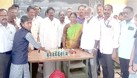 சதுரங்க போட்டியை பன்னீர்செல்வம் எம்.எல்.ஏ. தொடங்கி வைத்தார்.