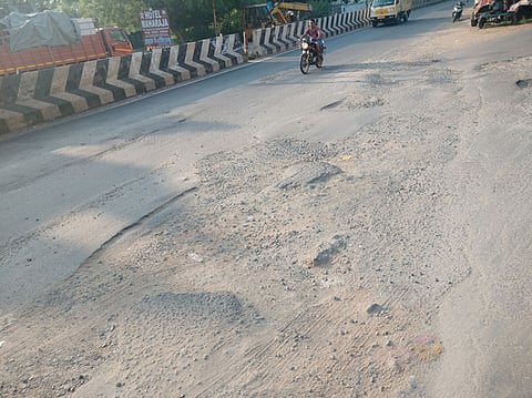 சேதமடைந்த சாலையை படத்தில் காணலாம்.