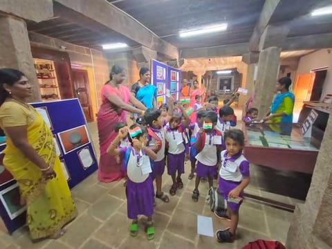 அரசு அருங்காட்சியகத்தை பார்வையிட்ட பள்ளி மாணவ-மாணவிகள்.