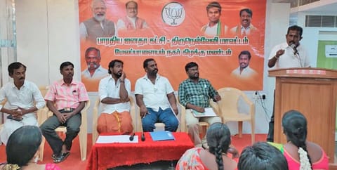 &nbsp;நிர்வாகிகள் கூட்டத்தில் மாவட்ட பொதுச்செயலாளர் சுரேஷ் பேசிய போது எடுத்த படம்.