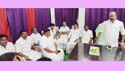 கூட்டத்தில் மாவட்ட செயலாளர் ராஜன் செல்லப்பா எம்.எல்.ஏ. பேசினார். அருகில் பெரிய புள்ளான் எம்.எல்.ஏ., நிர்வாகிகள் வக்கீல் ரமேஷ், நிலையூர் முருகன் மற்றும் பலர் உள்ளனர்.&nbsp;