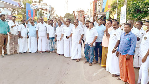 அ.தி.மு.க நகர செயலாளர் வினோத் தலைமையில் பட்டாசு வெடித்து கொண்டாடப்பட்டது.