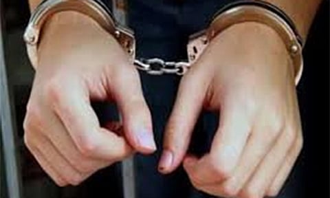 பஸ்சில் பயணியிடம் பணம் திருடிய இளம்பெண் கைது