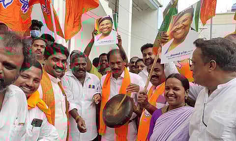 மாநில தலைவர் சாமிநாதன் தலைமையில் பா.ஜ.கவினர் வெற்றியை கொண்டாடிய காட்சி.