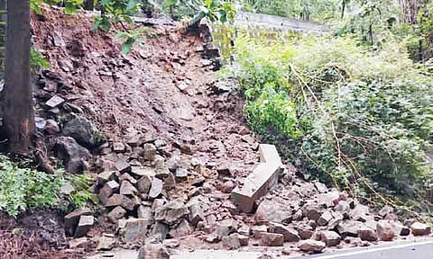 மலைப்பாதையில் மண் சரிவு ஏற்பட்டுள்ள காட்சி