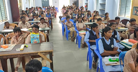 ஓவியப்போட்டியில் பங்கேற்ற மாணவ,மாணவிகள்.