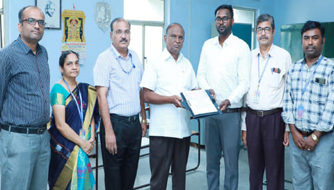 ரோபோடிக்ஸ் நிறுவனத்துடன் சிவகாசி பி.எஸ்.ஆர்.பொறியியல் கல்லூரி தாளாளர் ஆர்.சோலைசாமி புரிந்துணர்வு ஒப்பந்தம் செய்து கொண்ட போது எடுத்த படம்.
