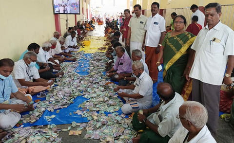 மேல்மலையனூர் அங்காளபரமேஸ்வரி அம்மன் கோவிலில் பக்தர்கள் செலுத்திய காணிக்கை பணத்தை எண்ணும் காட்சி.