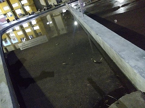 விழுப்புரத்தில் பெய்த கன மழையால் விழுப்புரம் ரயில்வே ஜங்ஷனில் மழை நீர் குளம் போல் தேங்கி நிற்கும் காட்சியை படத்தில் காணலாம்.