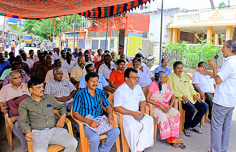 ஆர்ப்பாட்டத்தில் கலந்து கொண்ட சி.ஐ.டி.யு. சங்கத்தினர்.