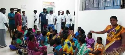 போராட்டத்தில் ஈடுபட்ட பெண்கள்.