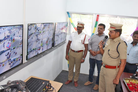 சி.சி.டி.வி. காமிரா இயக்கத்தை தொடங்கி வைத்து ஆய்வு செய்த துணை கமிஷனர் சீனிவாசன்.
