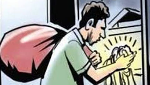 வீட்டின் கதவை உடைத்து நகை திருட்டு