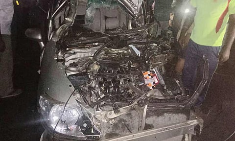 லாரி மீது கார் மோதி வாலிபர் பலி