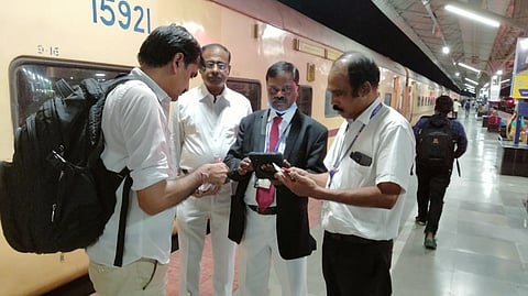 சேலம் ரெயில்வே கோட்டத்தில் முதல்முறையாக சேரன் எக்ஸ்பிரஸ் ரெயிலில் டிக்கெட் பரிசோதகருக்கு கையடக்க கருவி