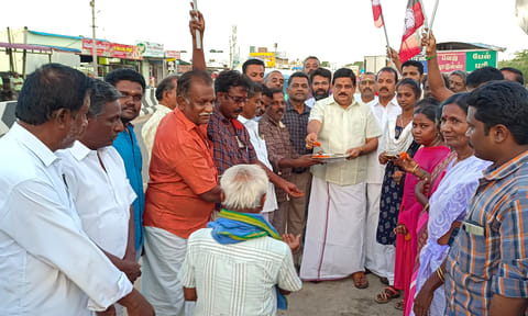 உடுமலை கே.ராதாகிருஷ்ணன் பொதுமக்களுக்கு இனிப்பு வழங்கிய காட்சி.