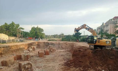 வணிக வளாகம் கட்டும் பணி தொடங்கியதை படத்தில் காணலாம்.&nbsp;