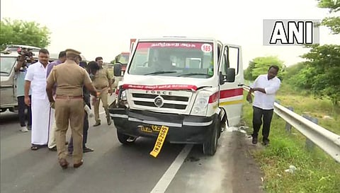 மாணவியின் உடலை கொண்டு சென்றபோது விபத்தில் சிக்கிய ஆம்புலன்ஸ்