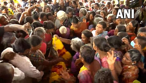 சொந்த ஊருக்கு வந்தடைந்தது மாணவியின் உடல்- உறவினர்கள் அஞ்சலி