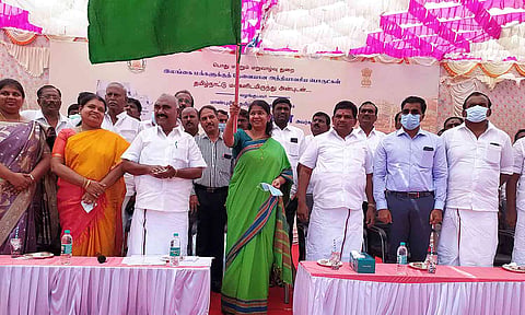 இலங்கைக்கு நிவாரண பொருட்கள் கொண்டு செல்லும் கப்பலை கனிமொழி எம்.பி. கொடியசைத்து அனுப்பி வைத்த காட்சி. 