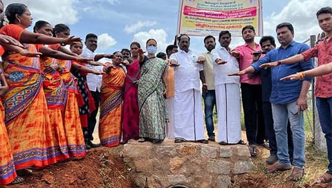 விழிப்புணர்வு உறுதிமொழி எடுத்துக்கொண்டவர்களை படத்தில் காணலாம்.