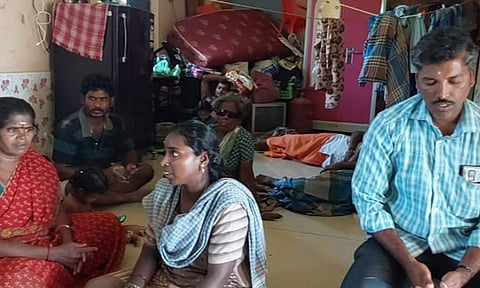 வீடுகளை இழந்தவர்கள் கிராம சேவை கட்டிடத்தில் தங்க வைக்கப்பட்டு உள்ளனர்