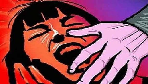 மனைவி-குழந்தையை அறையில் பூட்டி வைத்து சித்ரவதை
