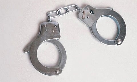 அனுமதியின்றி மது விற்ற 4 பேர் கைது