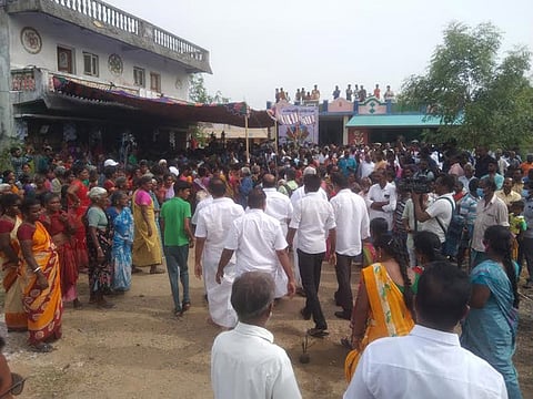 &nbsp;பெரியநெசலூர் கிராமத்தில் கிராம மக்கள் திரண்ட காட்சி.&nbsp;