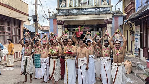 பக்தர்கள் பால்குடம் ஊர்வலம் சென்ற போது எடுத்தபடம். 