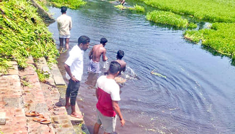குளம் சுத்தம் செய்யப்பட்டது.