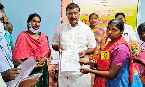 பயனாளிகளுக்கு  நலத்திட்ட உதவிகளை மார்க்கண்டேயன் எம்.எல்.ஏ.வழங்கியபோது எடுத்தபடம்.