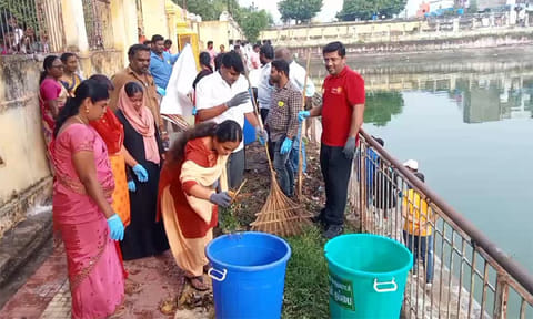 காஞ்சிபுரம் சர்வ தீர்த்த குளம் தூய்மைப்படுத்தும் பணி- 	மாநகராட்சி மேயர் துவக்கி வைத்தார்