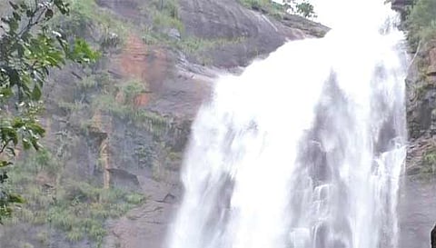 கொல்லிமலை ஆகாய கங்கை நீர்விழ்ச்சியில் 200 அடி உயரத்தில் இருந்து ஆர்ப்பரித்து கொட்டும் தண்ணீர்.