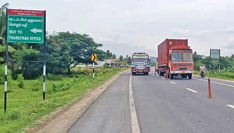 வாழப்பாடியில் சேலம்–-சென்னை புறவழிச்சாலையில் இயக்கப்பட்ட தனியார் பேருந்து.