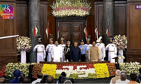 பாராளுமன்ற மைய மண்டபத்துக்கு வந்த ஜனாதிபதி ராம்நாத் கோவிந்த்