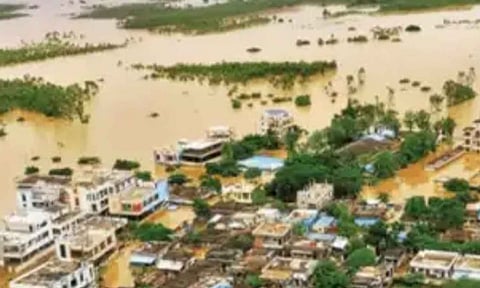 தெலுங்கானாவில் வீடுகளை சூழ்ந்துள்ள மழை வெள்ளம்.