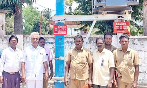 புதிய மின்மாற்றியை நகரமன்ற தலைவர் புகழேந்தி இயக்கி வைத்தார்.