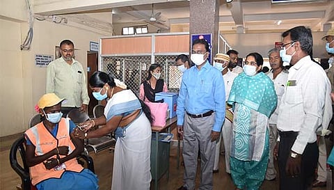 திண்டுக்கல் ரெயில் நிலையத்தில் அமைக்கப்பட்டிருந்த கொரோனா தடுப்பூசி முகாமை கலெக்டர் விசாகன் பார்வையிட்டார். 