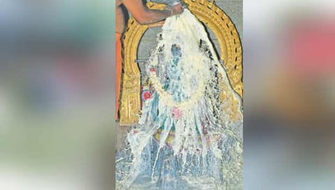 மகா மாரியம்மனுக்கு பாலாபிஷேகம் நடைபெற்ற போது எடுத்த படம்.&nbsp;