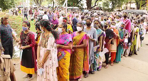 பசுமலை மன்னர் கல்லூரியில் குரூப்-4 தேர்வு எழுத வந்த பெண்கள்.