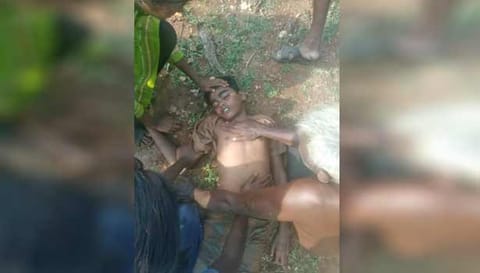 தண்ணீர் நின்ற குழியில் மூழ்கி இருந்த மாணவன்.