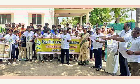 பேரணியில் கலந்து கொண்டவர்கள் உறுதிமொழி எடுத்த காட்சி.