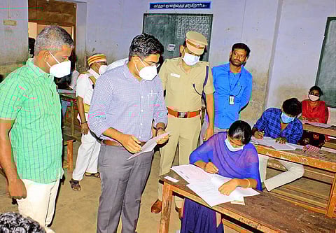 குரூப்-4 தேர்வை  கலெக்டர் விஷ்ணு ஆய்வு செய்த காட்சி.