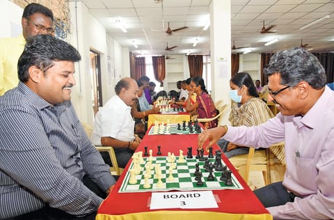 அரசு அலுவலர்களுக்கான செஸ் போட்டியில் பங்கேற்று விளையாடிய கரூர் கலெக்டர்