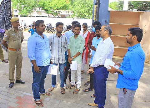 பாளை தனியார் கல்லூரிக்கு தாமதமாக வந்த தேர்வர்கள் தேர்வு எழுத அனுமதிக்குமாறு சப்-கலெக்டர் சந்திரசேகரிடம் வாக்குவாதம் செய்த காட்சி.