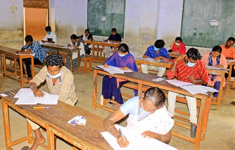 பாளையில் உள்ள ஒரு மையத்தில் தேர்வு எழுதியவர்களை படத்தில் காணலாம்.